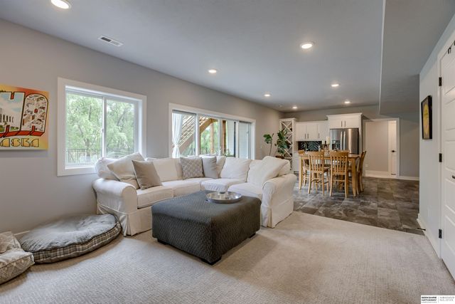 18244 Cheyenne Road, Omaha, NE 68136