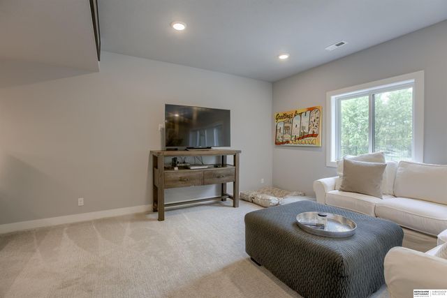 18244 Cheyenne Road, Omaha, NE 68136