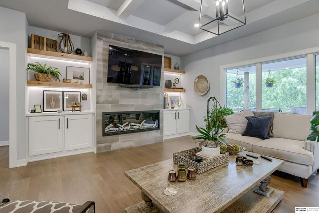 18244 Cheyenne Road, Omaha, NE 68136