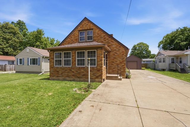 2202 44th Street, Moline, IL 61265