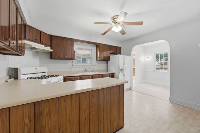 2202 44th Street, Moline, IL 61265