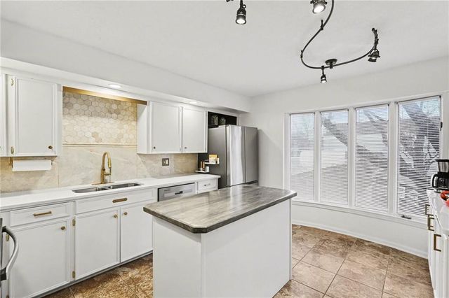 8721 Riggs Lane, Overland Park, KS 66212