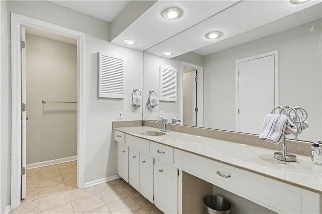 8721 Riggs Lane, Overland Park, KS 66212