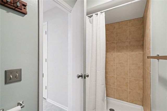 8721 Riggs Lane, Overland Park, KS 66212