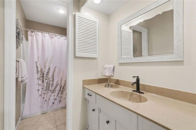 8721 Riggs Lane, Overland Park, KS 66212