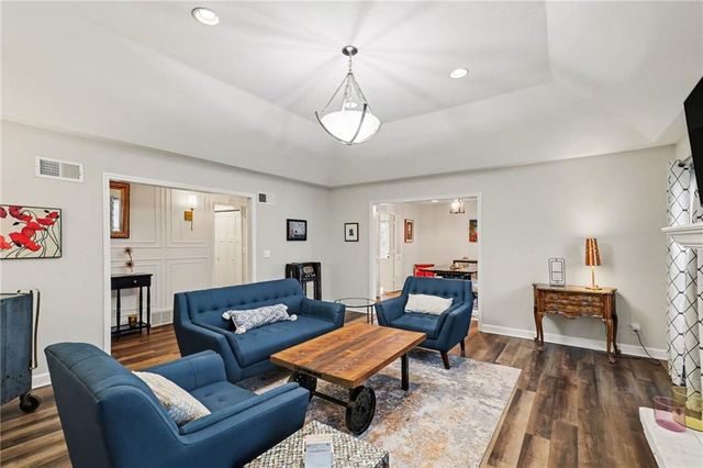 8721 Riggs Lane, Overland Park, KS 66212