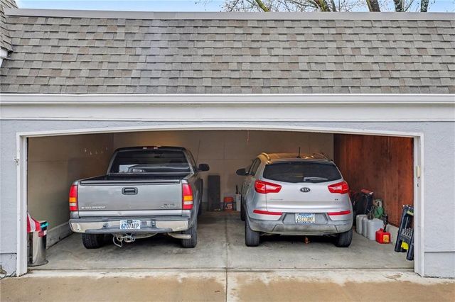 8721 Riggs Lane, Overland Park, KS 66212