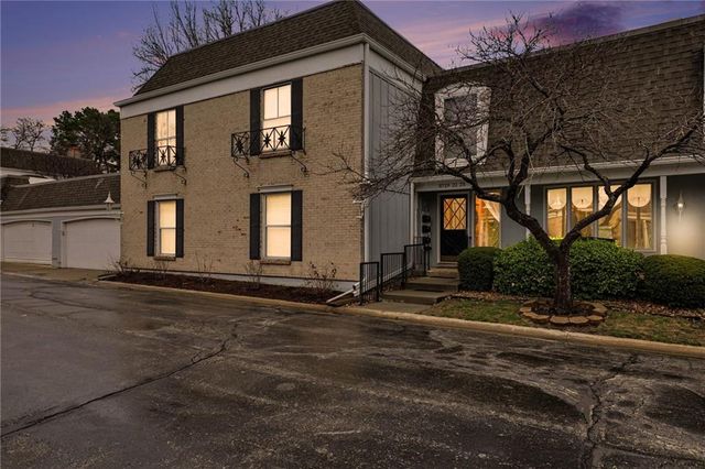 8721 Riggs Lane, Overland Park, KS 66212