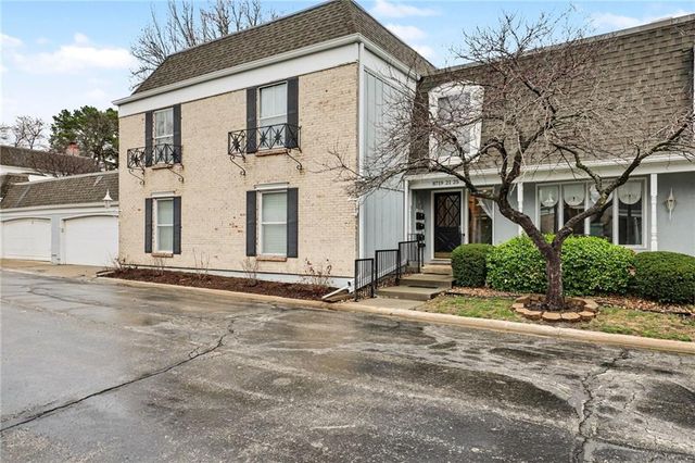 8721 Riggs Lane, Overland Park, KS 66212