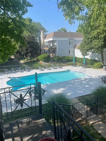 8721 Riggs Lane, Overland Park, KS 66212