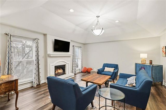 8721 Riggs Lane, Overland Park, KS 66212