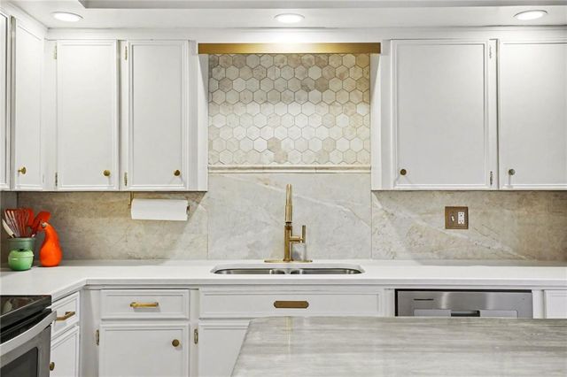 8721 Riggs Lane, Overland Park, KS 66212