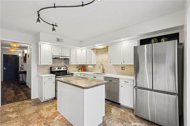 8721 Riggs Lane, Overland Park, KS 66212