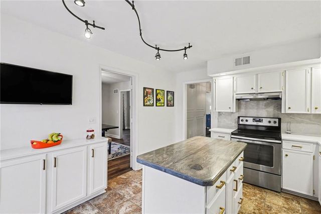 8721 Riggs Lane, Overland Park, KS 66212