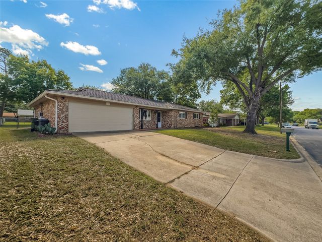 220 Cooper Drive, Hurst, TX 76053