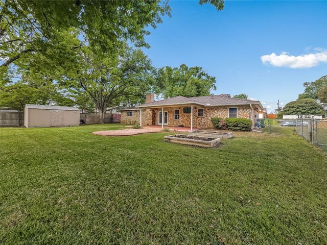 220 Cooper Drive, Hurst, TX 76053