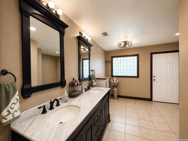 103 MISTY BND, Floresville, TX 78114