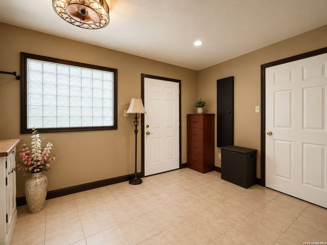103 MISTY BND, Floresville, TX 78114