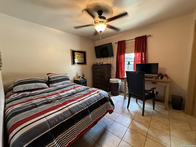 103 MISTY BND, Floresville, TX 78114