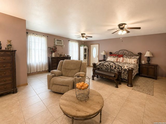 103 MISTY BND, Floresville, TX 78114