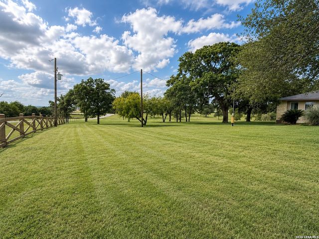 103 MISTY BND, Floresville, TX 78114