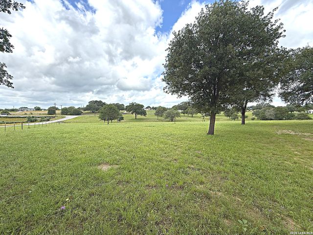 103 MISTY BND, Floresville, TX 78114