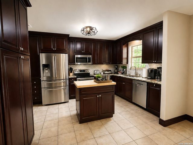103 MISTY BND, Floresville, TX 78114