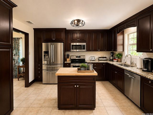 103 MISTY BND, Floresville, TX 78114