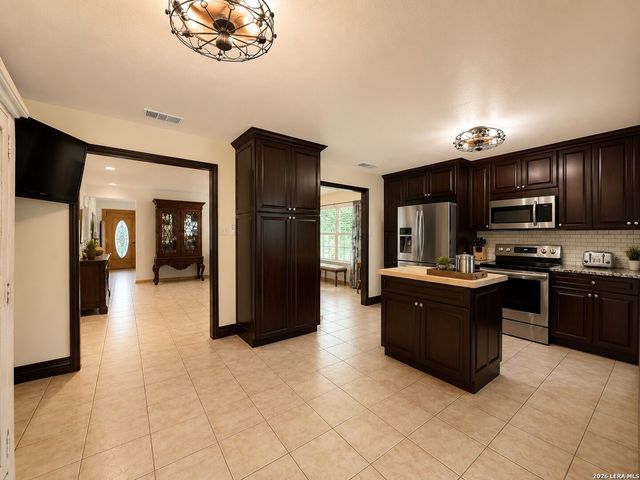 103 MISTY BND, Floresville, TX 78114