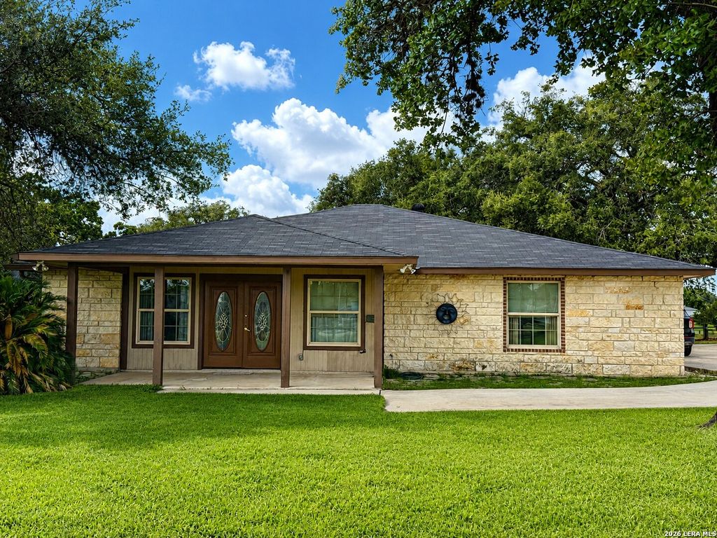 103 MISTY BND, Floresville, TX 78114