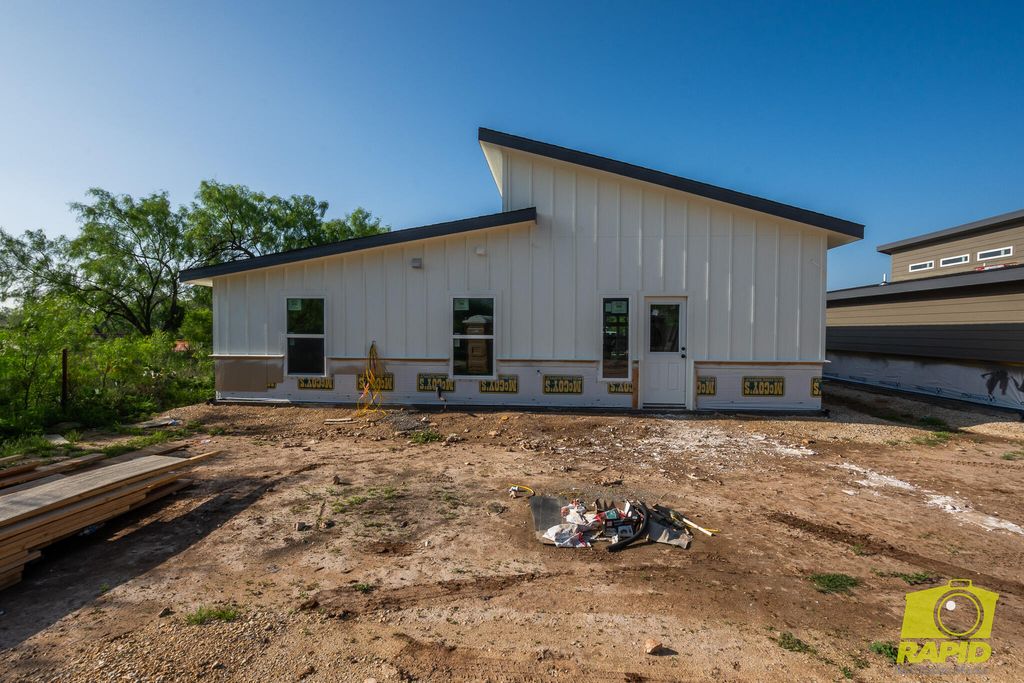 Image 8 of property listing at 326 Lake View Heroes Drive, San Angelo, TX 76903
