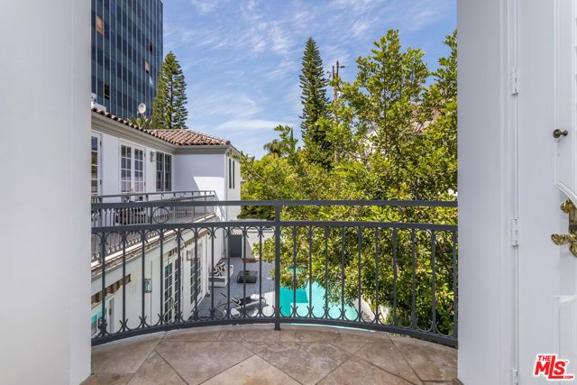 107 N Doheny Drive, Beverly Hills, CA 90211