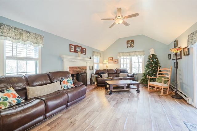 25 Dunny Cove Lane, Uxbridge, MA 01569