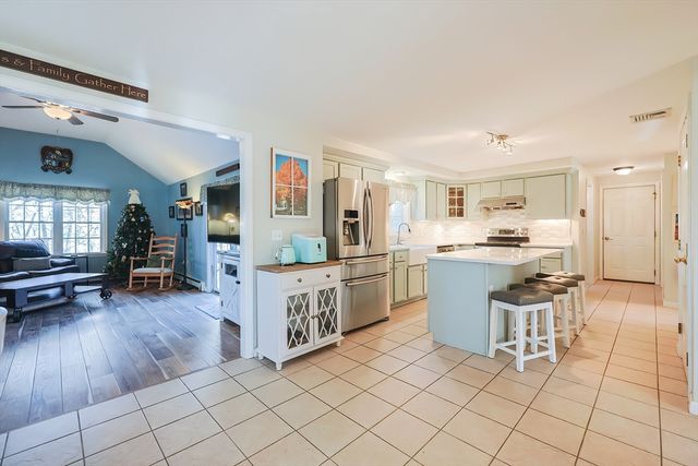 25 Dunny Cove Lane, Uxbridge, MA 01569