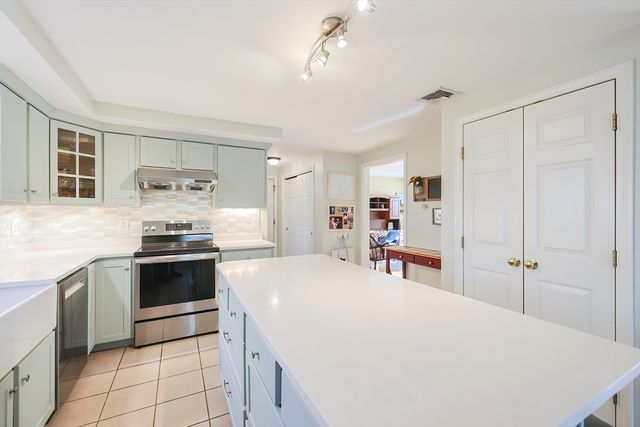 25 Dunny Cove Lane, Uxbridge, MA 01569