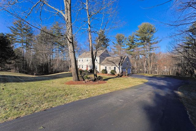25 Dunny Cove Lane, Uxbridge, MA 01569