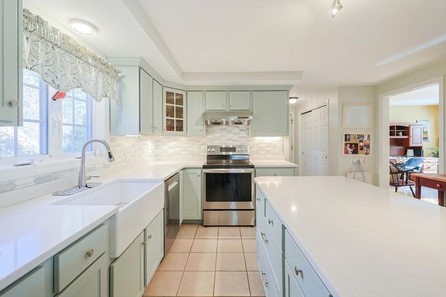 25 Dunny Cove Lane, Uxbridge, MA 01569