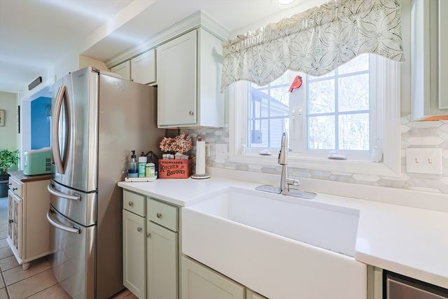 25 Dunny Cove Lane, Uxbridge, MA 01569