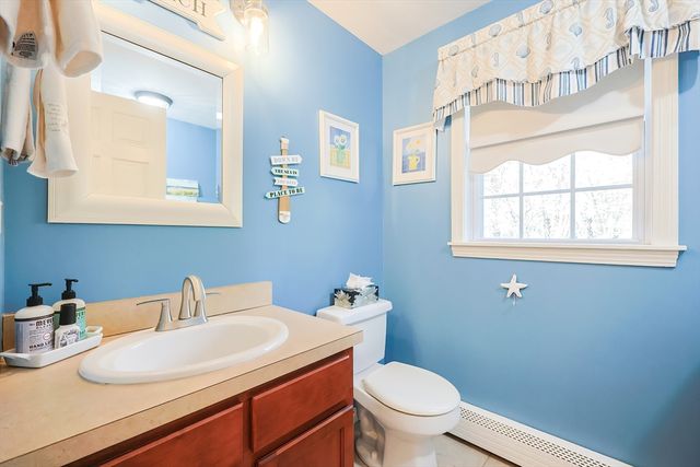 25 Dunny Cove Lane, Uxbridge, MA 01569