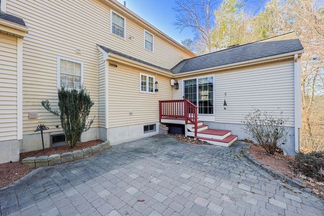 25 Dunny Cove Lane, Uxbridge, MA 01569
