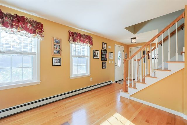 25 Dunny Cove Lane, Uxbridge, MA 01569