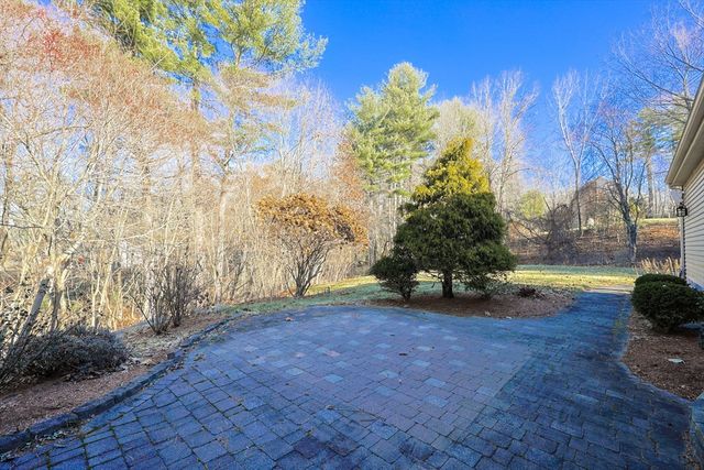 25 Dunny Cove Lane, Uxbridge, MA 01569
