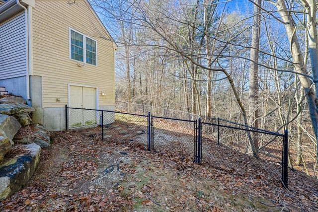 25 Dunny Cove Lane, Uxbridge, MA 01569