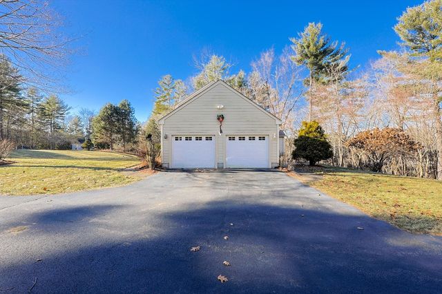 25 Dunny Cove Lane, Uxbridge, MA 01569