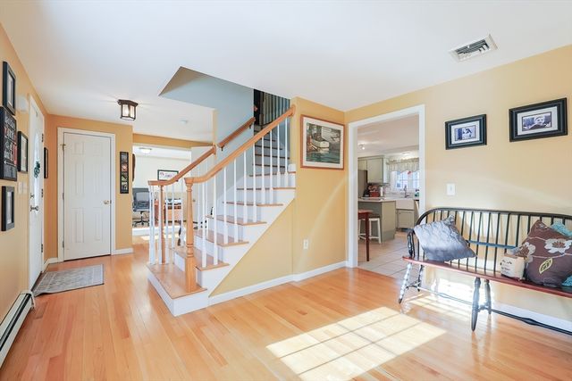 25 Dunny Cove Lane, Uxbridge, MA 01569