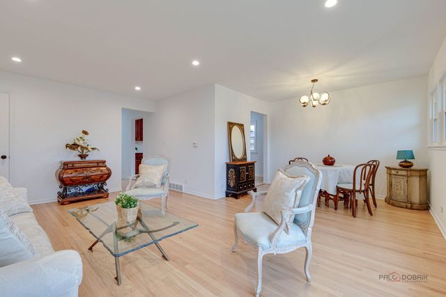 1689 S Elm Street, Des Plaines, IL 60018