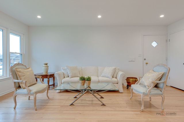 1689 S Elm Street, Des Plaines, IL 60018