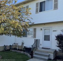 28187 Raleigh Crescent Dr, Chesterfield Township, MI 48051