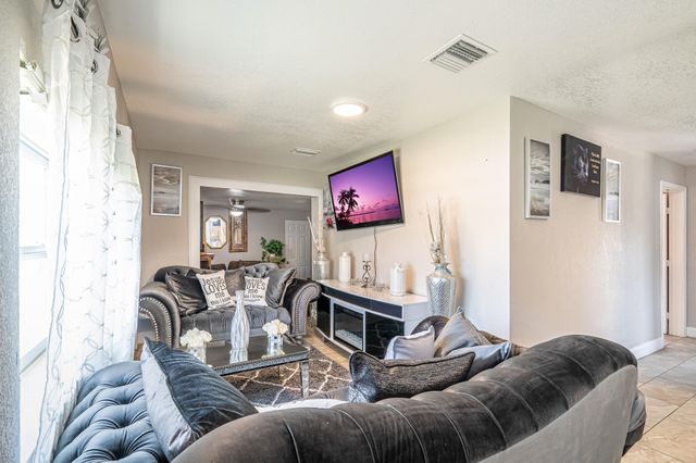 1601 NW 3rd Lane, Boynton Beach, FL 33435