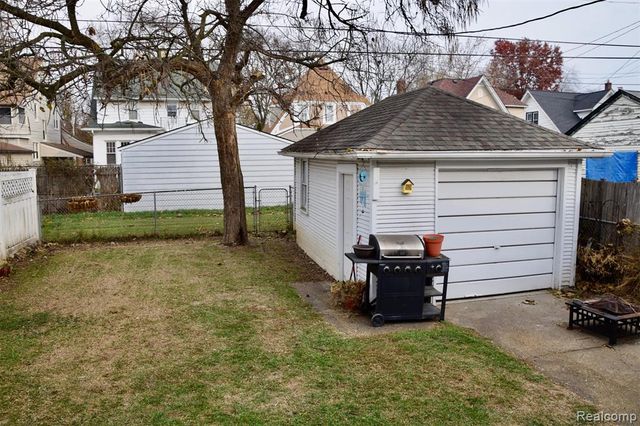 722 Kings Highway, Wyandotte, MI 48192